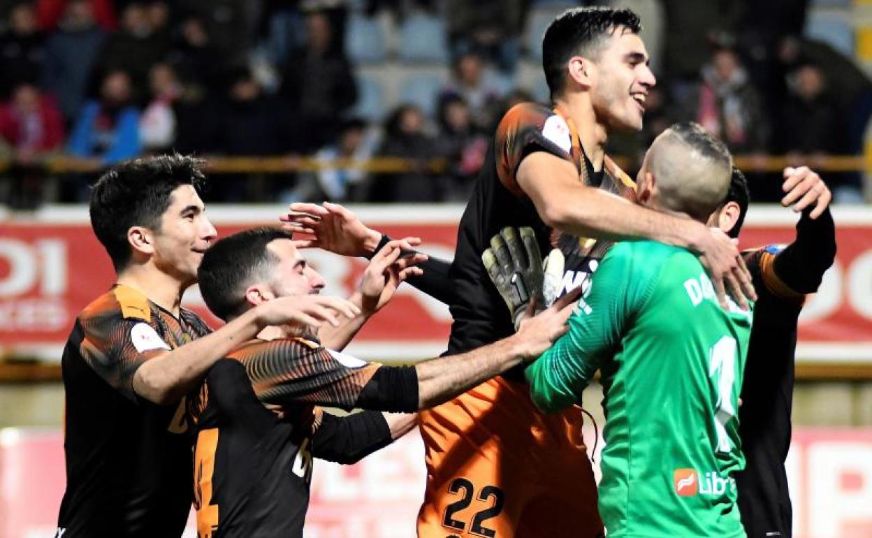 Los jugadores del Valencia celebran junto a Doménech (i) el triunfo en los penaltis.