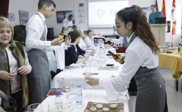 Alumnos del instituto participaron ayer en la cata de alimentos y bebidas. 