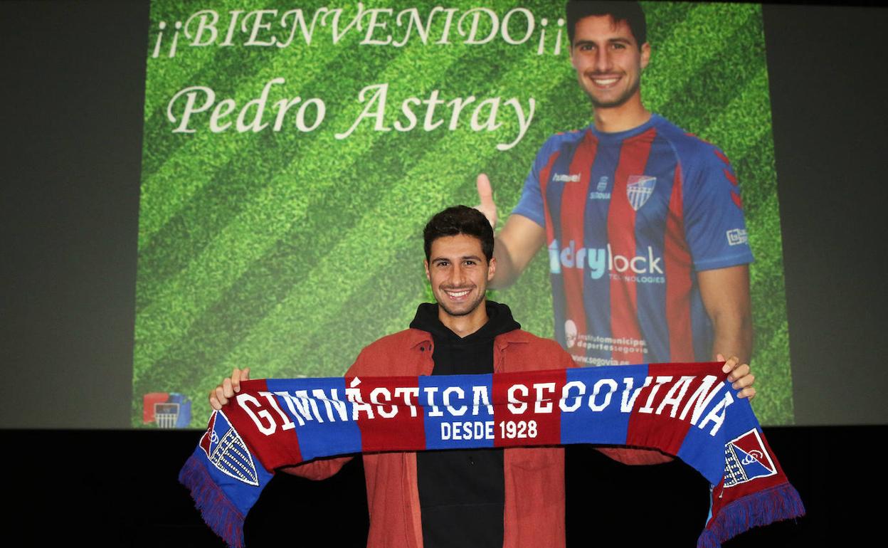 Pedro Astray, en su presentación con al Segoviana, en los cines Luz de Castilla. 