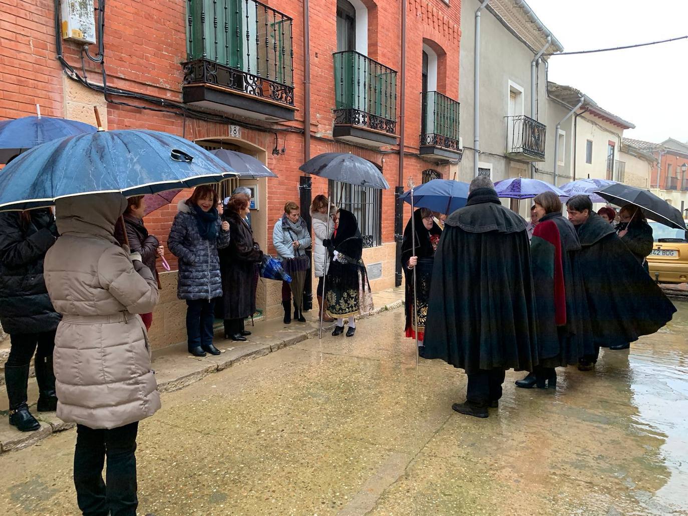 La diputada va a buscar con la música a la mayordoma y después van a misa con todas la cofrades. 