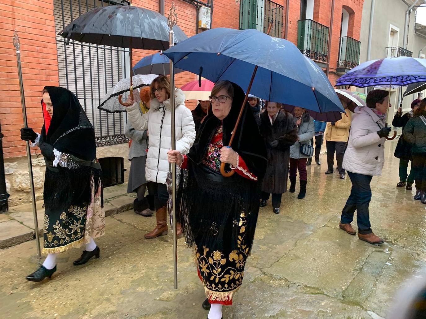 La diputada va a buscar con la música a la mayordoma y después van a misa con todas la cofrades. 