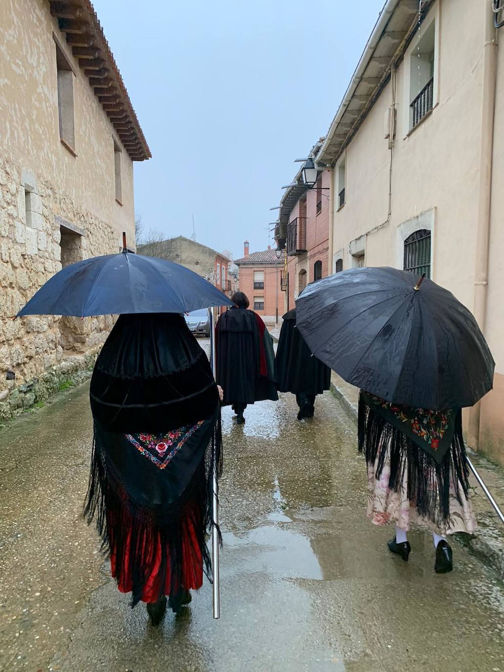 La diputada va a buscar con la música a la mayordoma y después van a misa con todas la cofrades. 