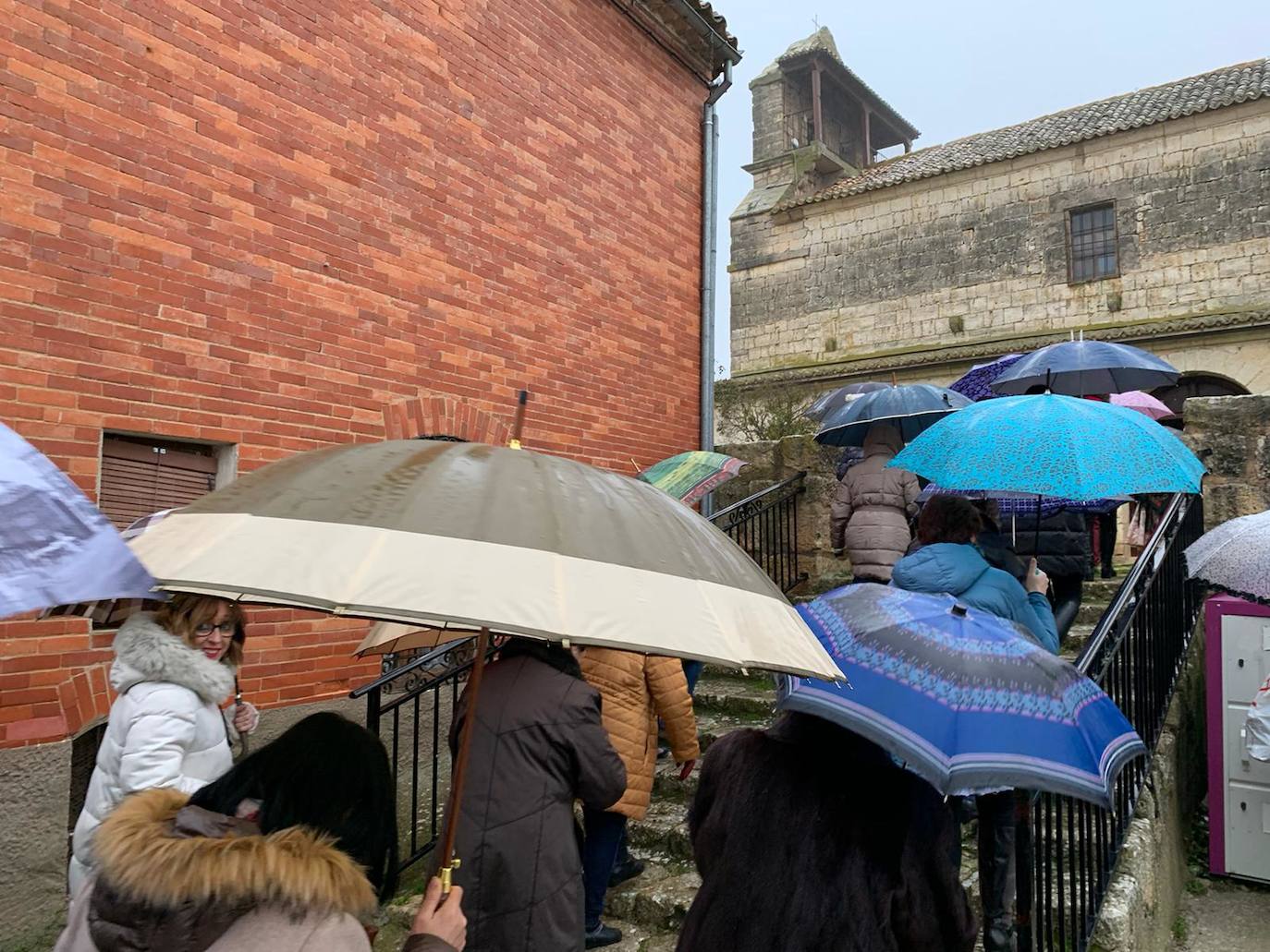 La diputada va a buscar con la música a la mayordoma y después van a misa con todas la cofrades. 