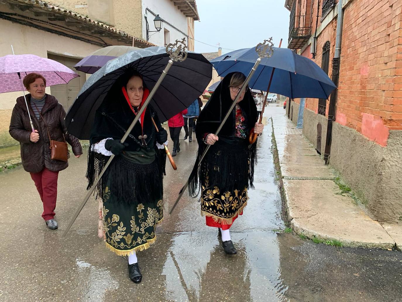 La diputada va a buscar con la música a la mayordoma y después van a misa con todas la cofrades. 