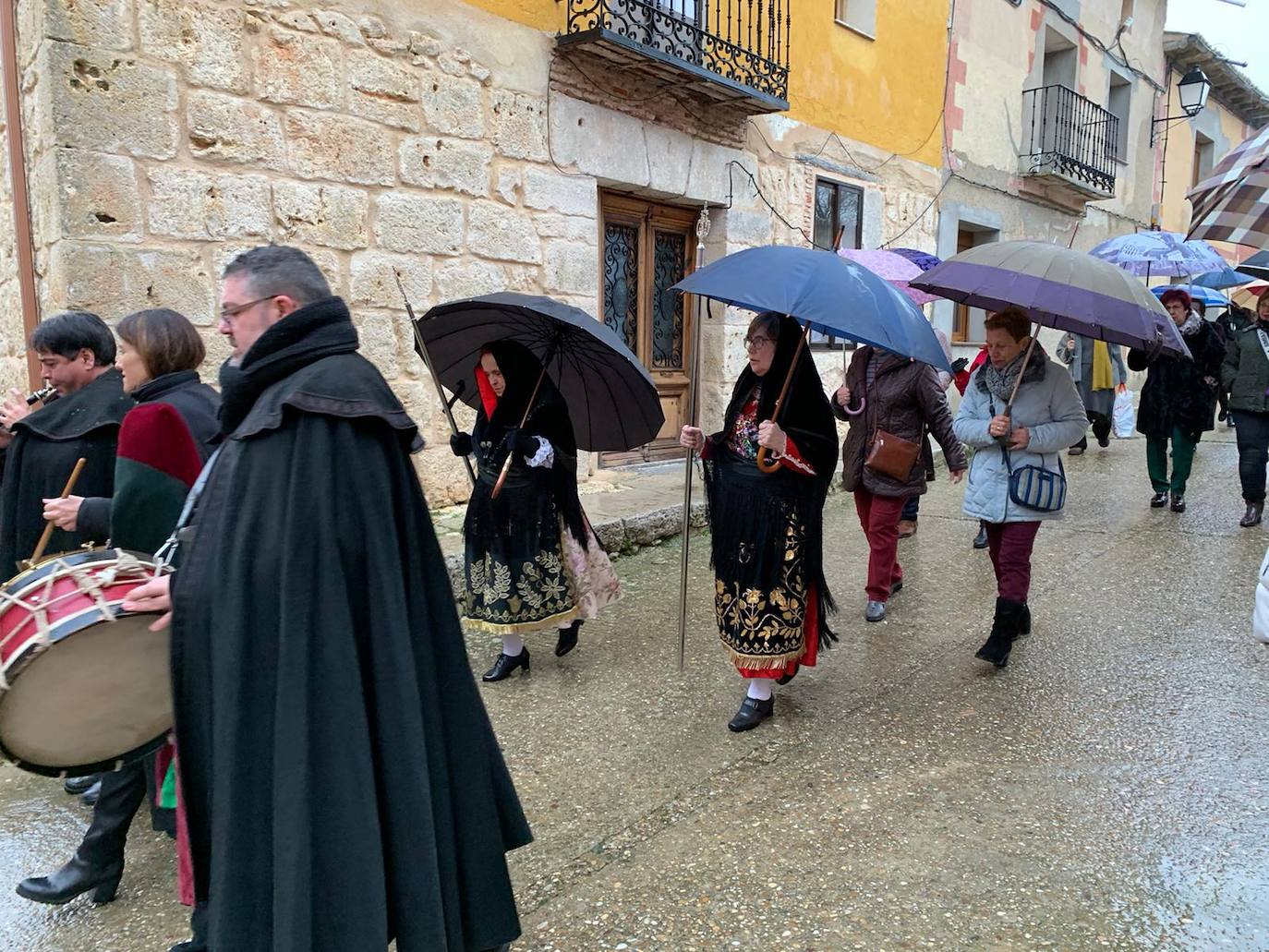 La diputada va a buscar con la música a la mayordoma y después van a misa con todas la cofrades. 