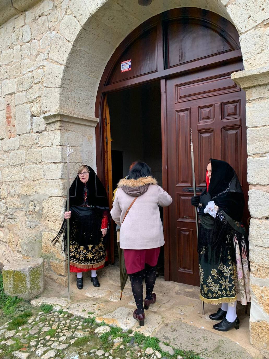 La diputada va a buscar con la música a la mayordoma y después van a misa con todas la cofrades. 