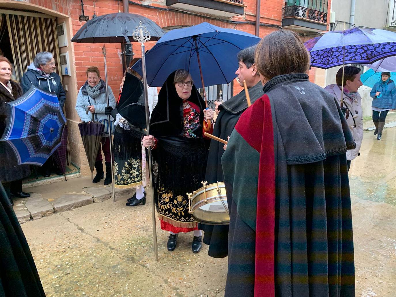 La diputada va a buscar con la música a la mayordoma y después van a misa con todas la cofrades. 