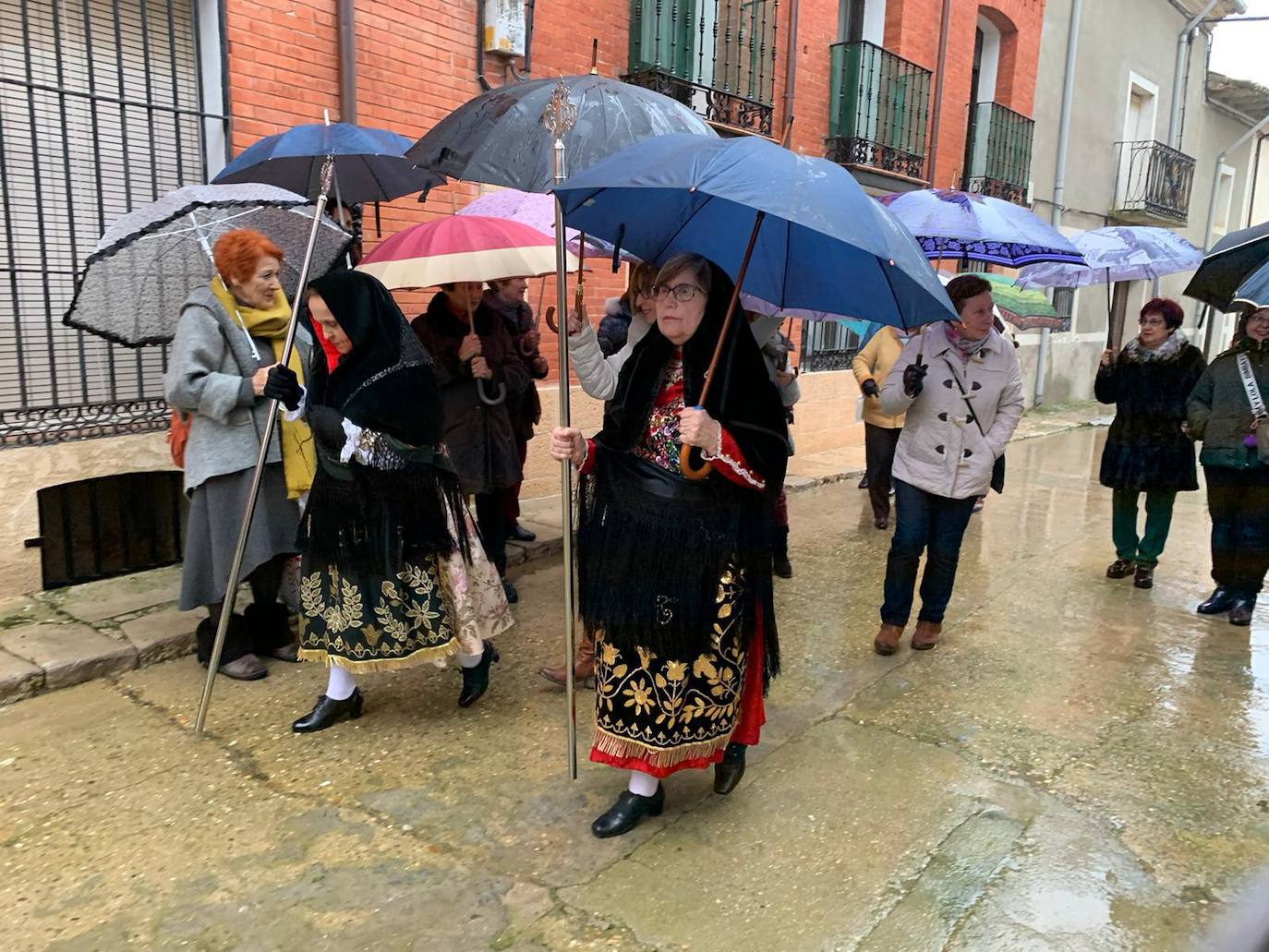 La diputada va a buscar con la música a la mayordoma y después van a misa con todas la cofrades. 