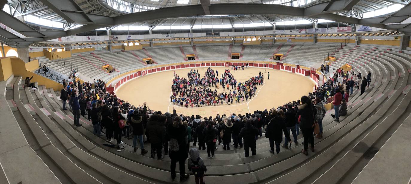 El CEIP Alvar Fañez de la localidad vallisoletana de Íscar celebra el Día de la Paz.