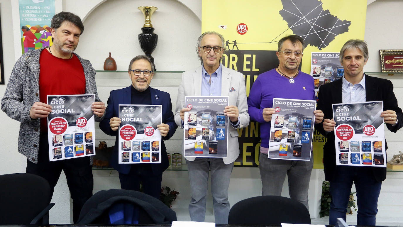 El secretario provincial de UGT en León, Enrique Reguero, y el director de la Fundación Fermín Carnero, Enrique Berzal, presentan el ciclo de cine social organizado por el sindicato, junto a actores y directores participantes.
