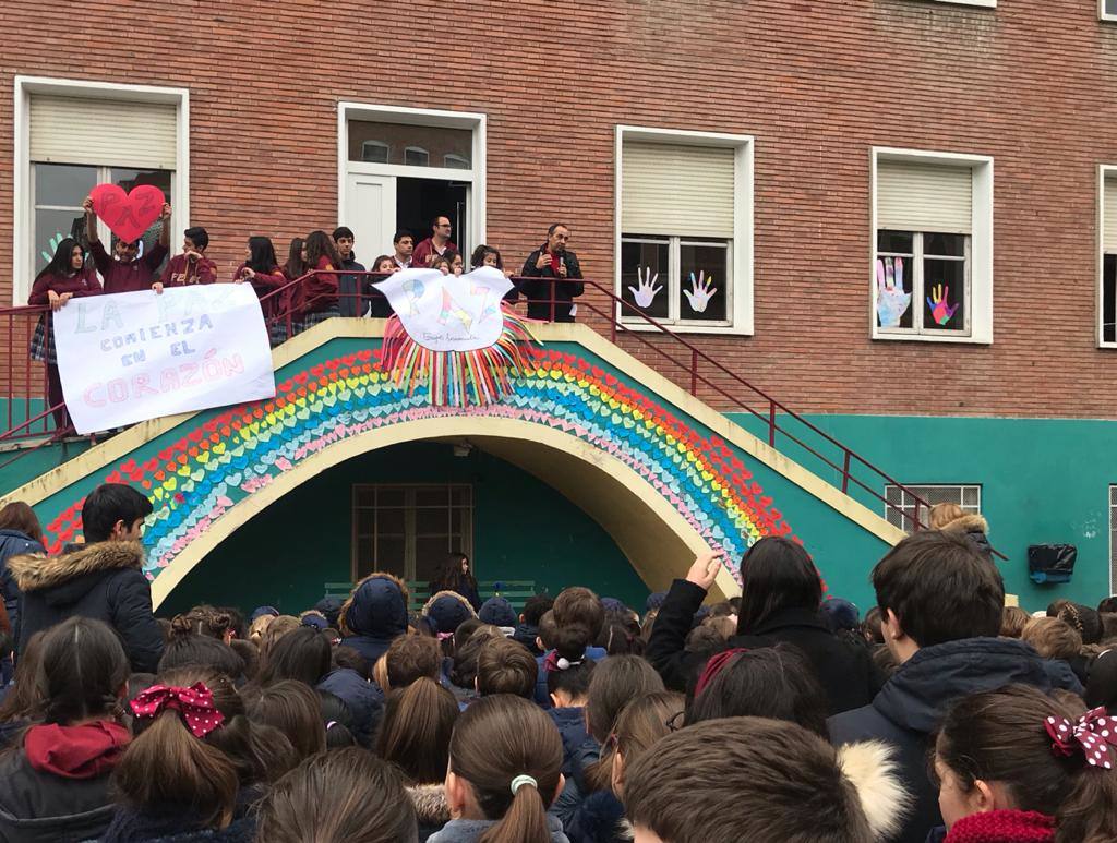 Los alumnos de los colegios de Valladolid han celebrado hoy el Día de la Paz condiferentes actos en sus instalaciones.