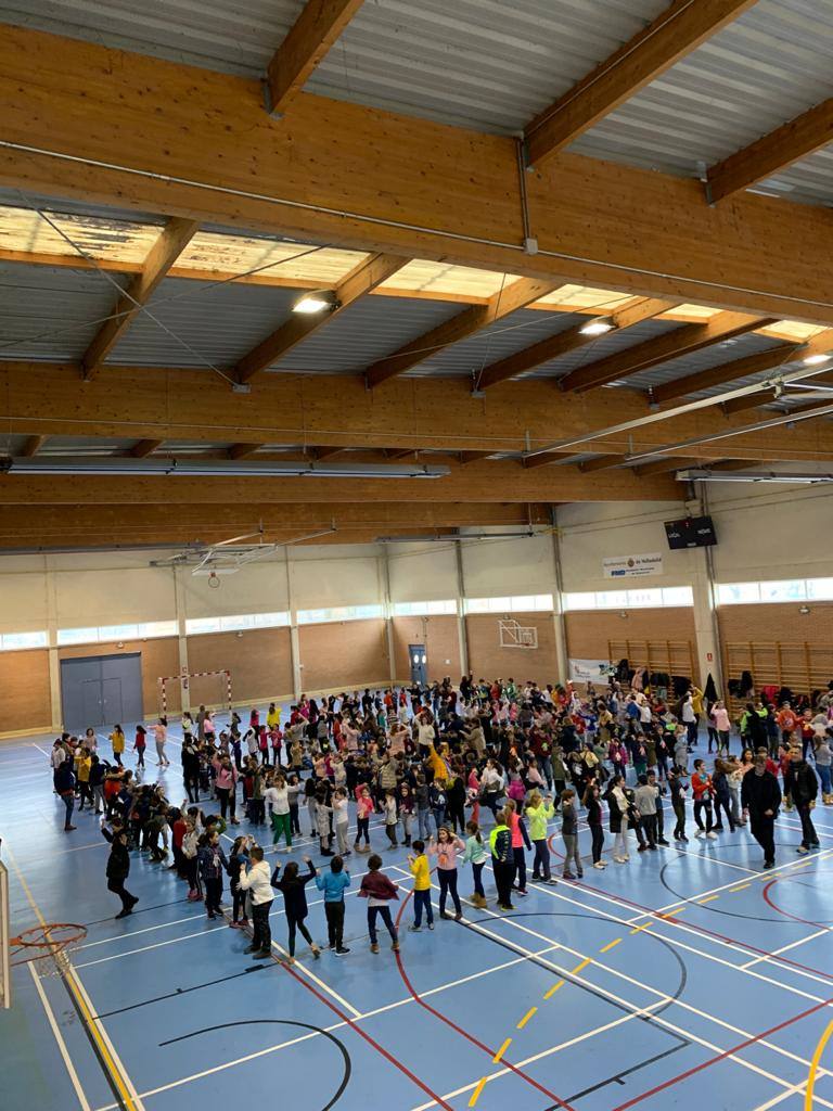 La diputada va a buscar con la música a la mayordoma y después van a misa con todas la cofrades. 