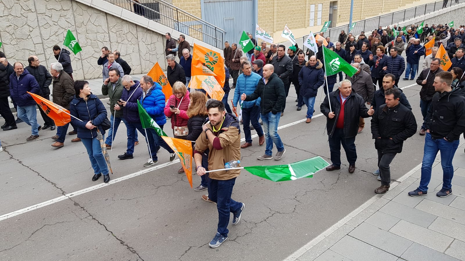 Unas 3.000 personas, acompañados por unos 300 sectores, según cifras aportadas por los organizadores, han recorrido este jueves las calles de la ciudad de Salamanca para «hacerse oír» y «pedir apoyo» para el campo.