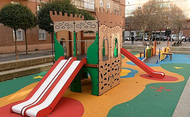 Nueva zona de juegos infantiles en la calle Quevedo, en La Rondilla. 