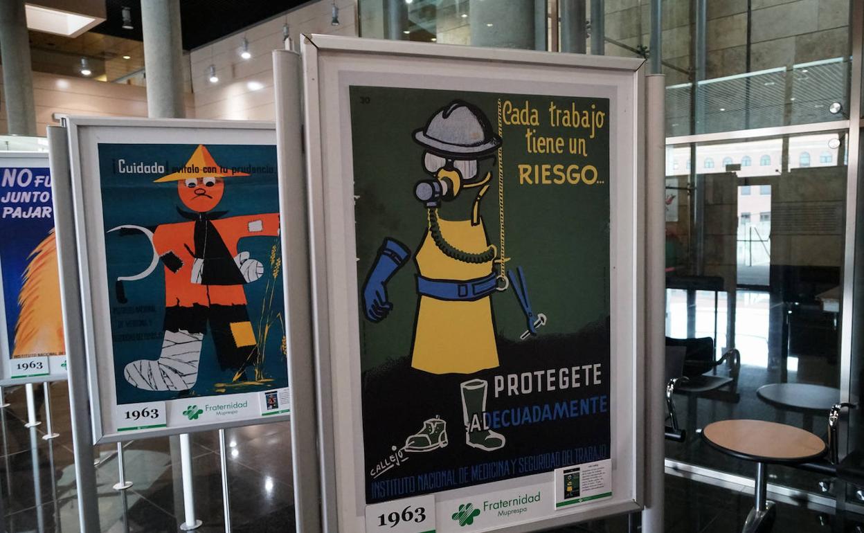 Algunos de los carteles que forman parte de la exposición. 