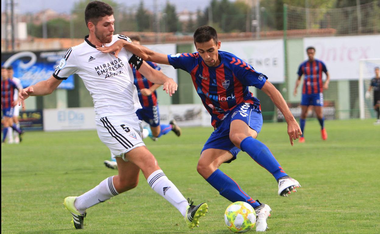 Diego Gómez pugna ante un rival del Mirandés B en La Albuera. 