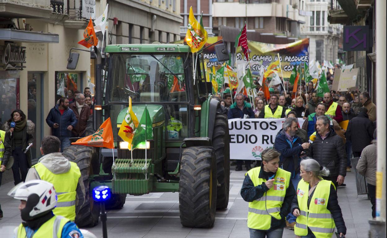 Tractorada por las calles de Zamora durante la manifestación de este jueves. 