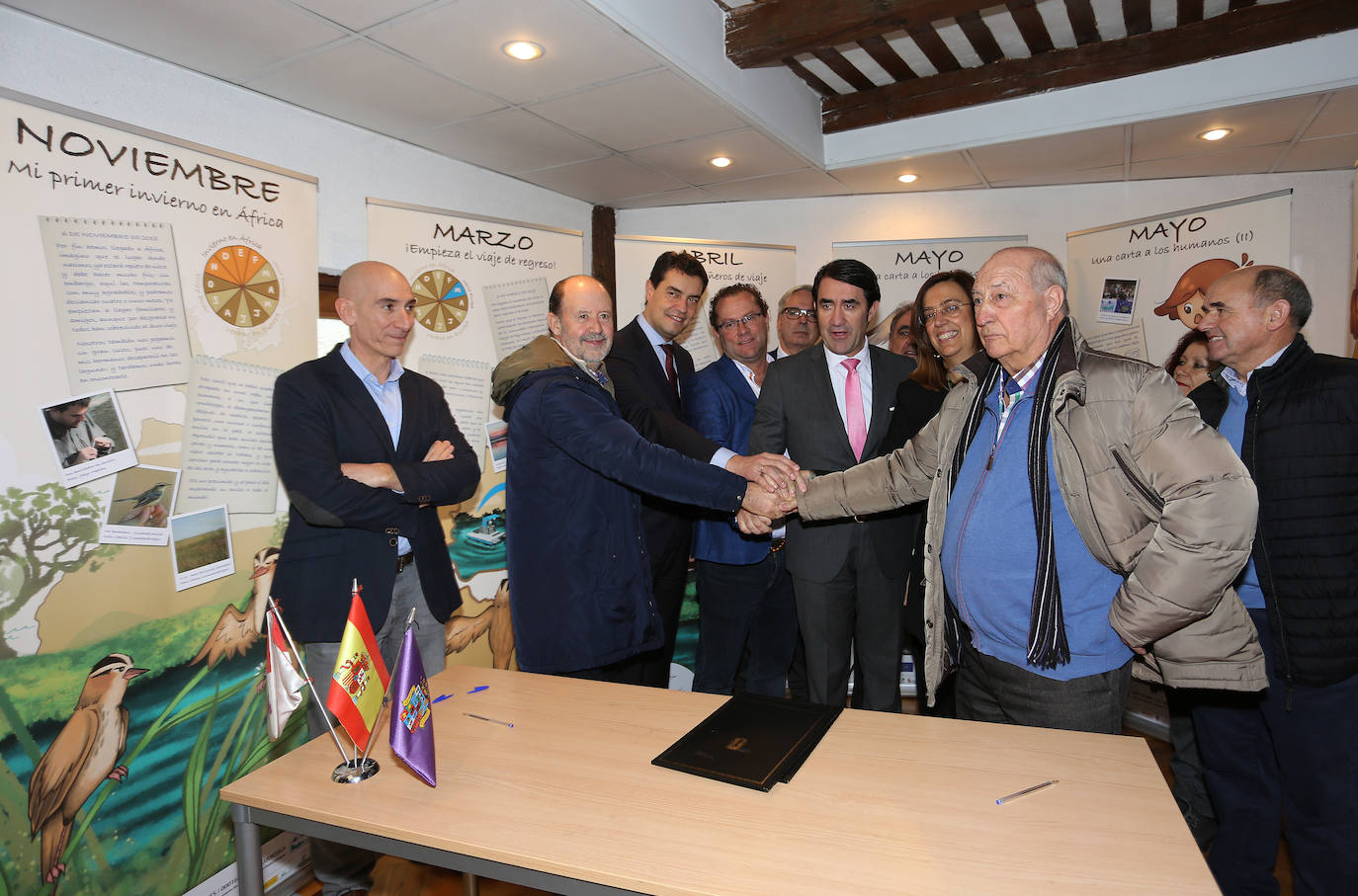 Los consejeros de Fomento y Medio Ambiente de la Junta de Castilla y León, Juan Carlos Suárez Quiñones (C); y de Presidencia, Ángel Ibáñez (3I), tras la firma de los convenios con alcaldes de la zona de influencia de la laguna de la Nava con motivo del acto de conmemoración del XXX aniversario de la recuperación de la Laguna de la Nava y el Día Mundial de los Humedales.