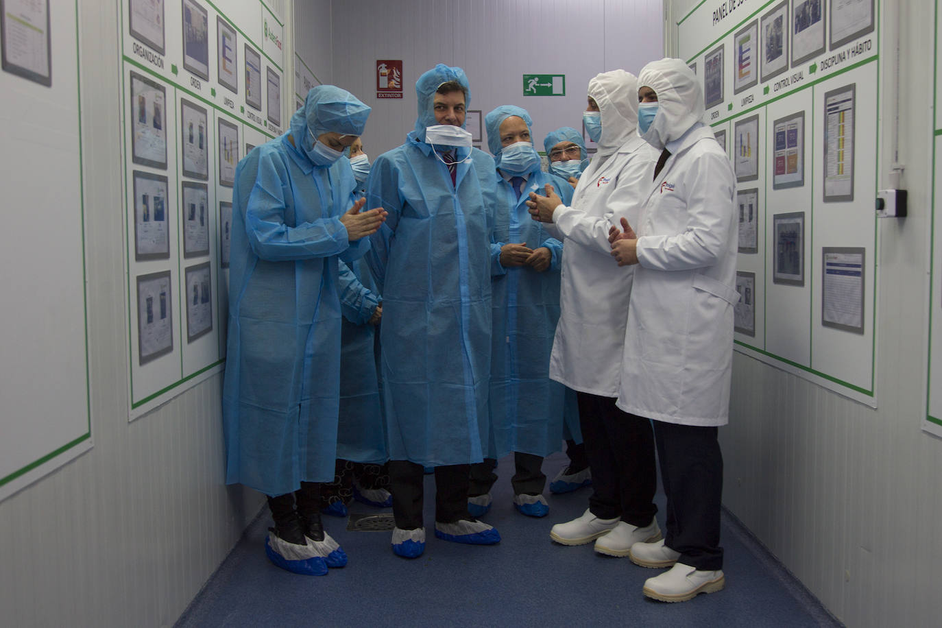 El consejero de Economía y Hacienda, Carlos Fernández Carriedo, acompañado por el director general del grupo AudensGroup, Carles Bosch, por el gerente de Freigel, José Alfonso Herrero y por la delegada de la Junta en Zamora, Clara San Damián,visitan la empresa Freigel en Roales del Pan (Zamora).