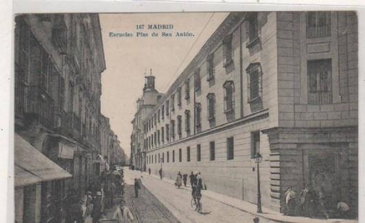 A la derecha, las madrileñas Escuelas Pías de San Antón, acrtual sede del Colegio de Arquitectos de Madrid, en una postal de inicios del siglo XX.