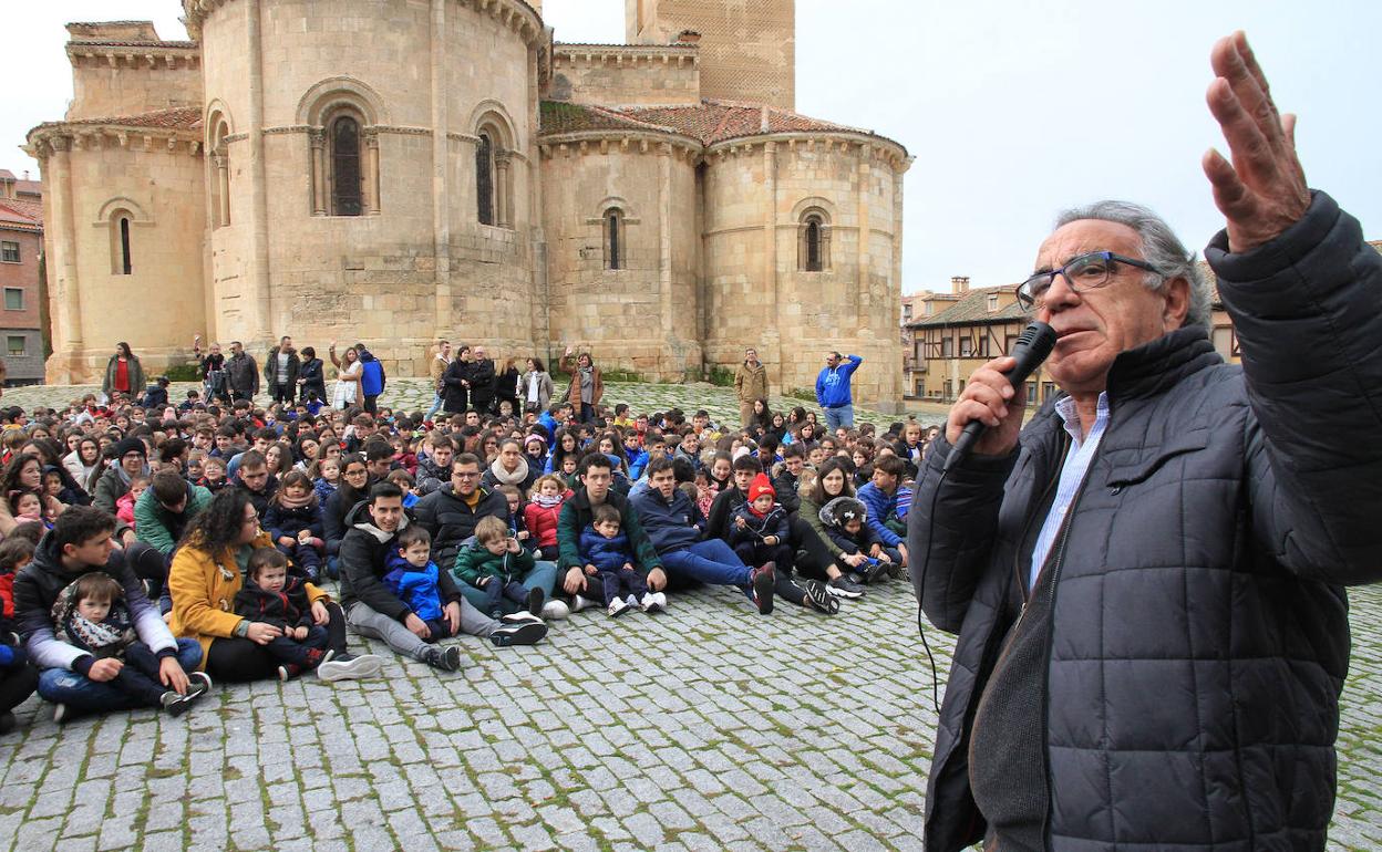 El director del Colegio Marista, José Luis Marijuán Venero, interviene durante el acto junto a la iglesia de San Millán. 