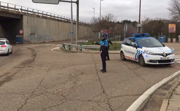 La Policía desvía a los vehículos.