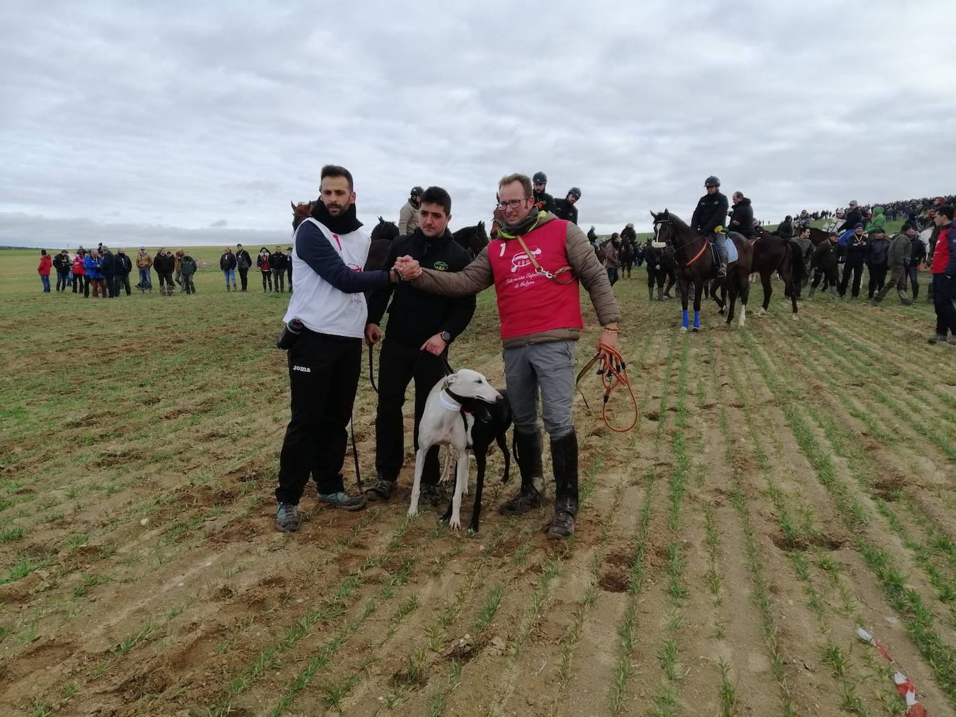 Los dueños de Escorpión, su contrincante, y Liosa se saludan. 