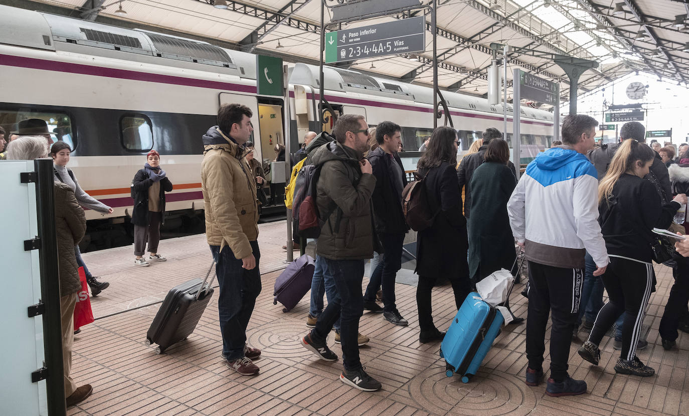 El escritor se reencarna y viajará en el Avant desde la capital de España a Valladolid todos los sábados hasta noviembre para promocionar un paquete turístico. 