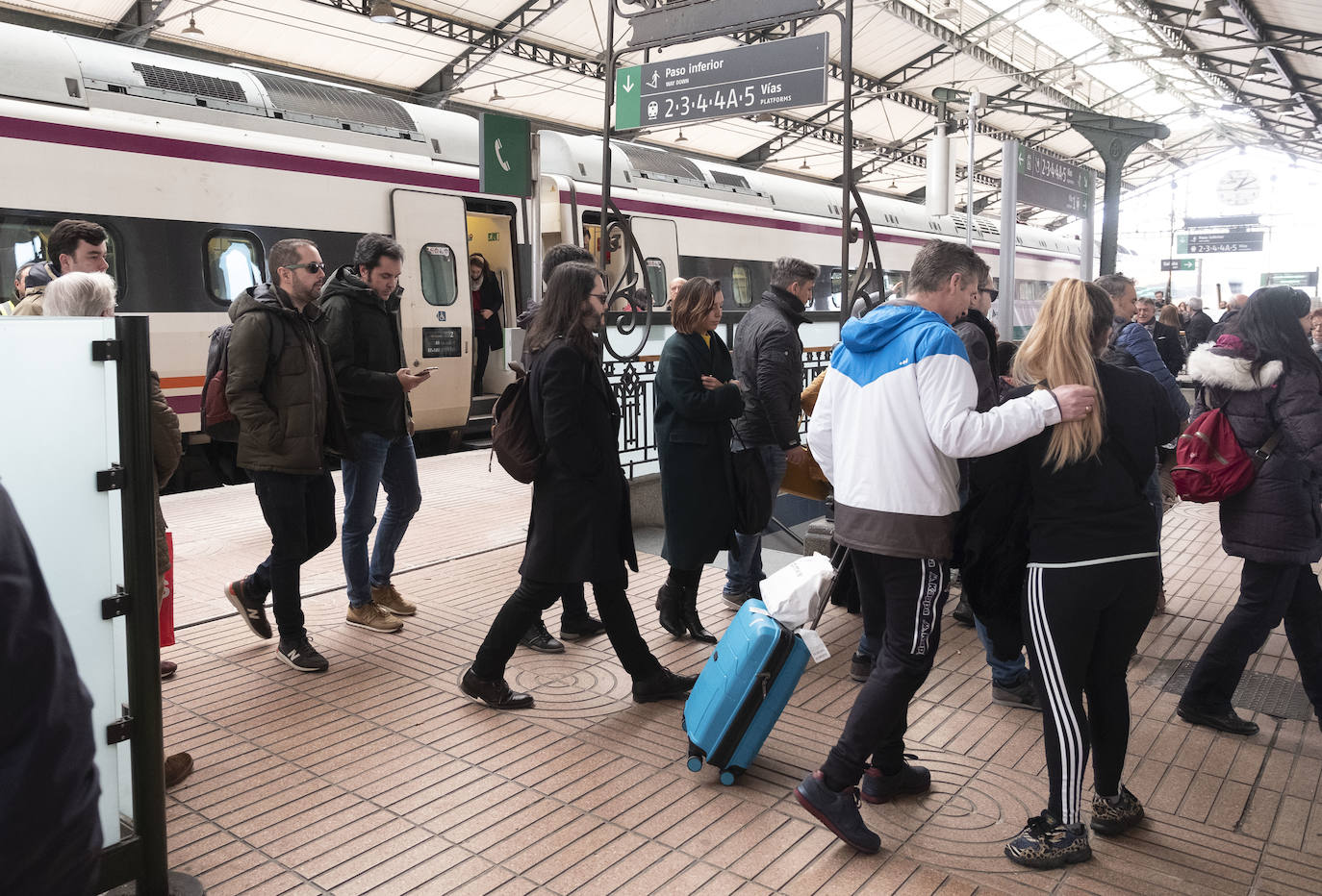 El escritor se reencarna y viajará en el Avant desde la capital de España a Valladolid todos los sábados hasta noviembre para promocionar un paquete turístico. 