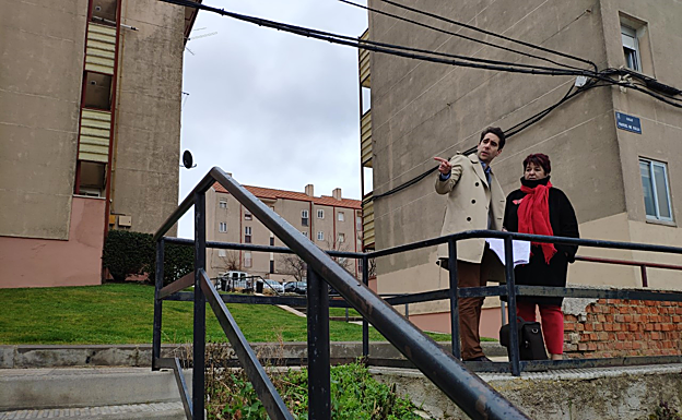 Miguel Merino y Clara Luquero observan la zona. 