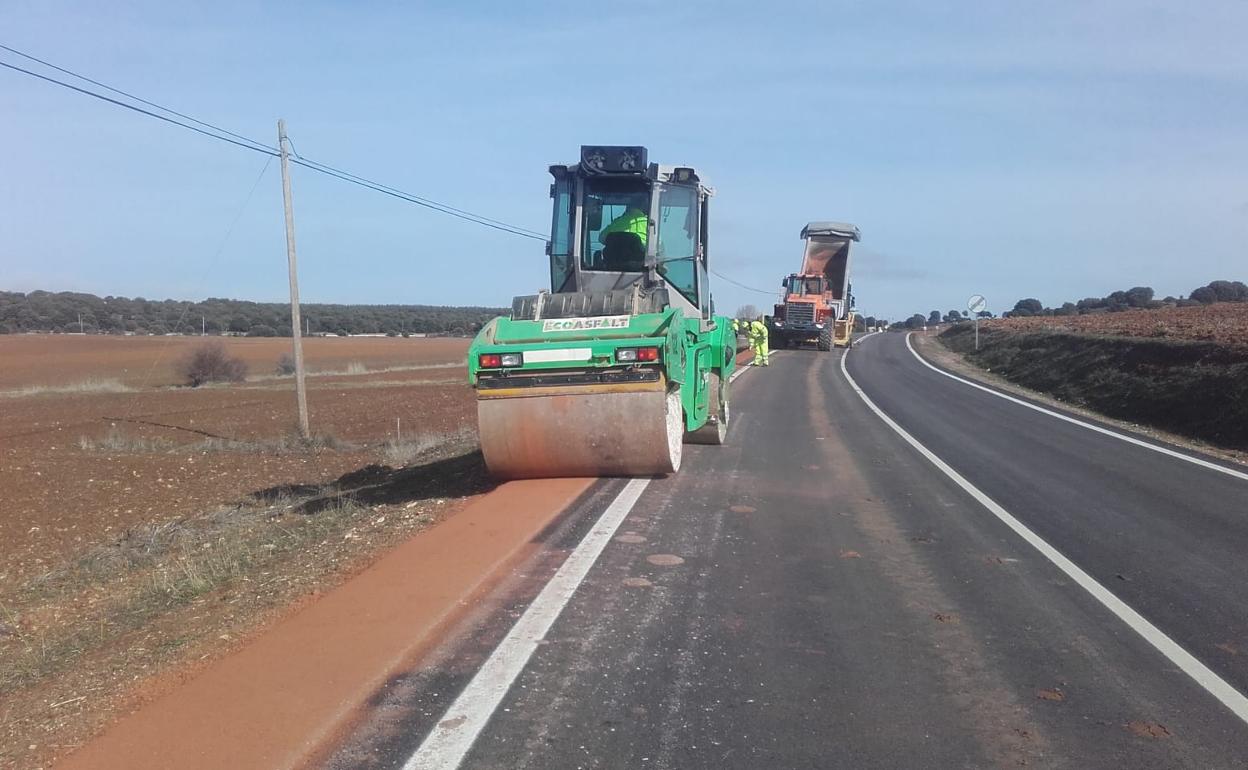 Dos máquinas trabajan en la carretera. 