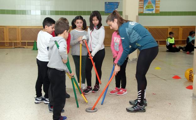 Un grupo de escolares practican hockey adaptado. 