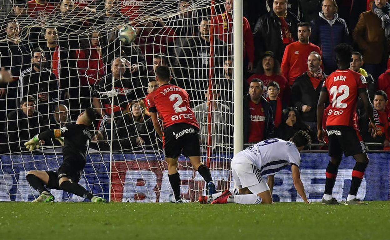 El balón se cuela en la portería de Reina tras el cabezazo con el que Enes Ünal logró el tanto de la victoria. 