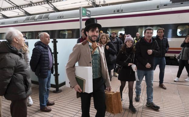 El poeta Zorrilla llega a la estación de trenes Valladolid Campo Grande. 