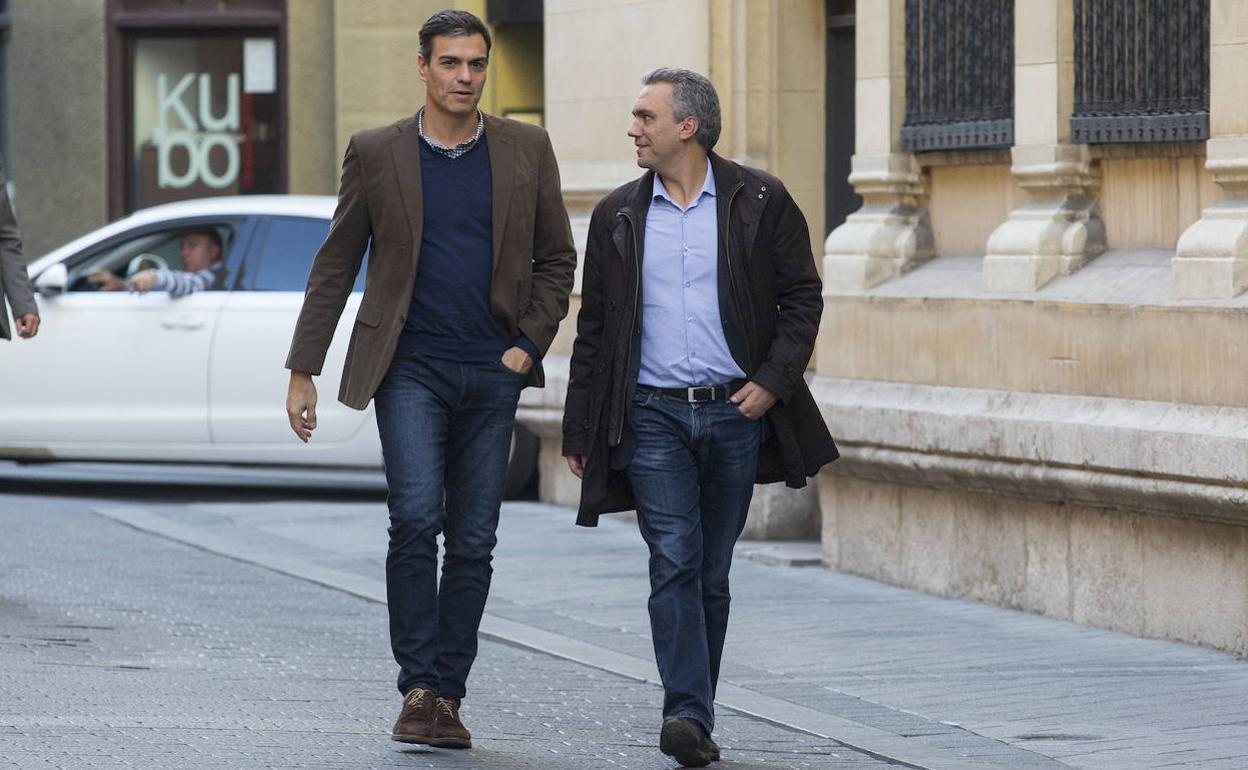 Pedro Sánchez y Javier Izquierdo, durante una visita del secretario general socialista a Valladolid. 