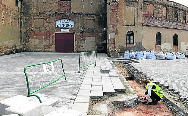 La arqueóloga Isabel Marqués delimita el trazado que tenía la desaparecida Casa de Reyes. 