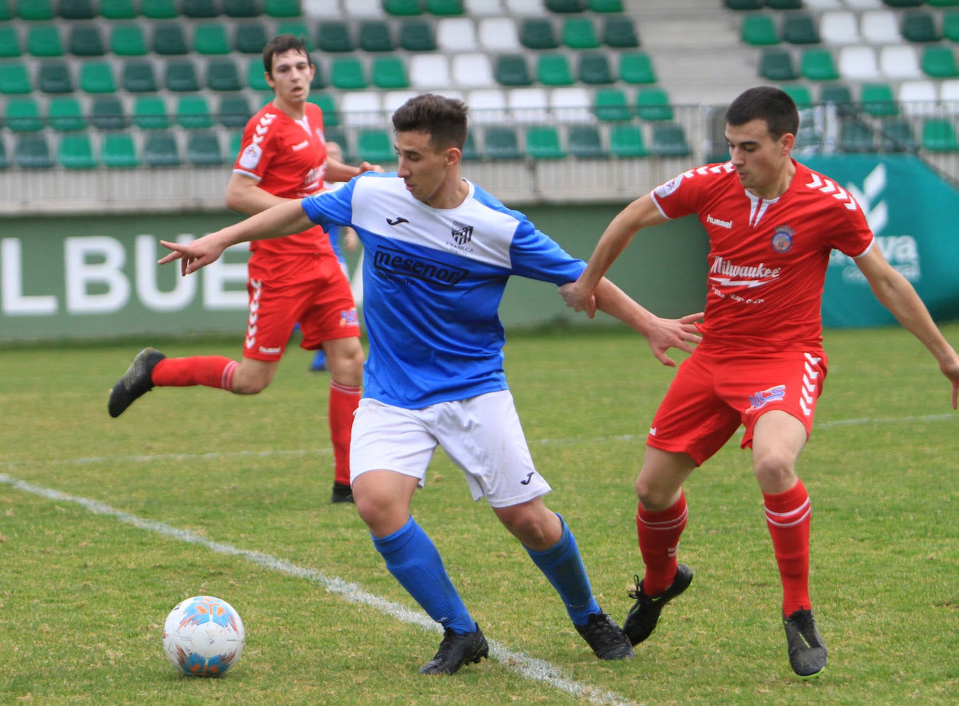 Hamza, que acabó expulsado, trata de marcharse de un jugador del Turégano.