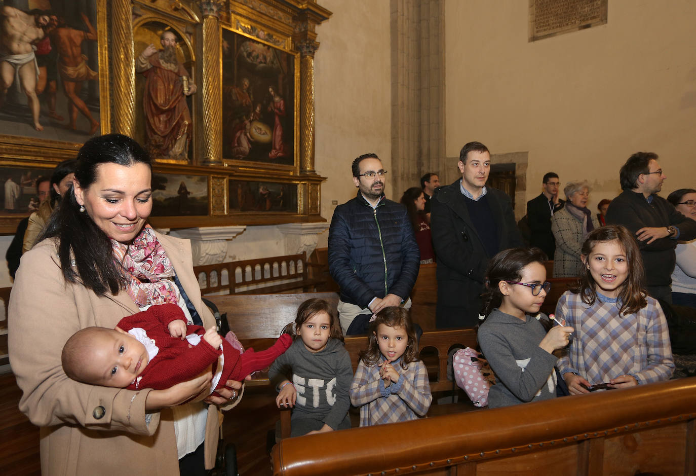 Los niños palentinos se protegen con el manto de la patrona. 