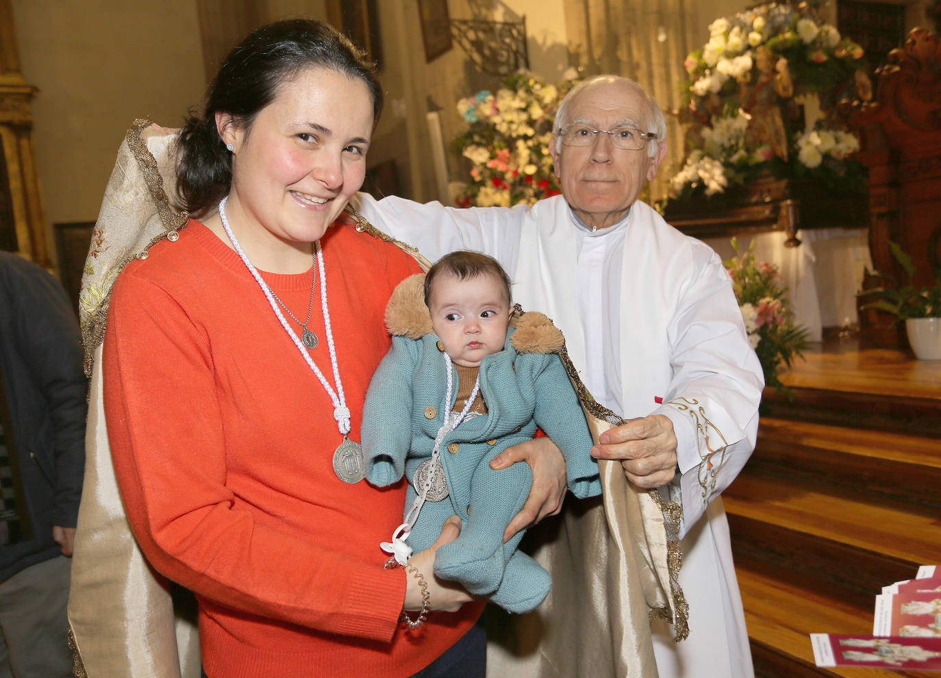 Los niños palentinos se protegen con el manto de la patrona. 