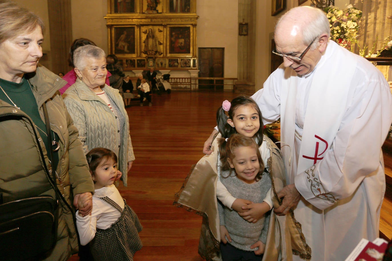 Los niños palentinos se protegen con el manto de la patrona. 