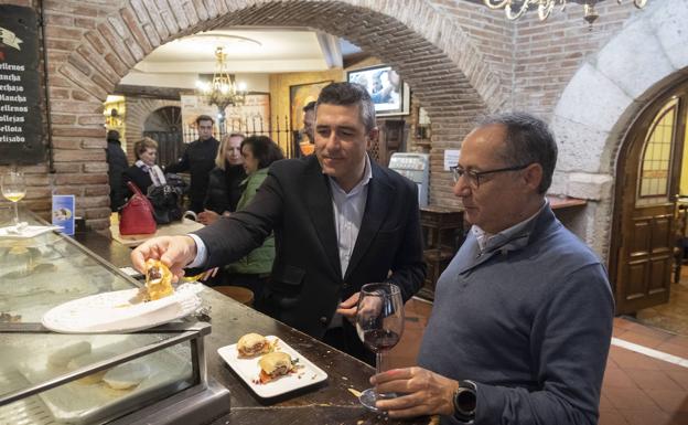 Imagen principal - Clientes en las barras de La Criolla, el Bar Cerezal del Mercado del Val y Jamonería Sarmiento, el jueves.