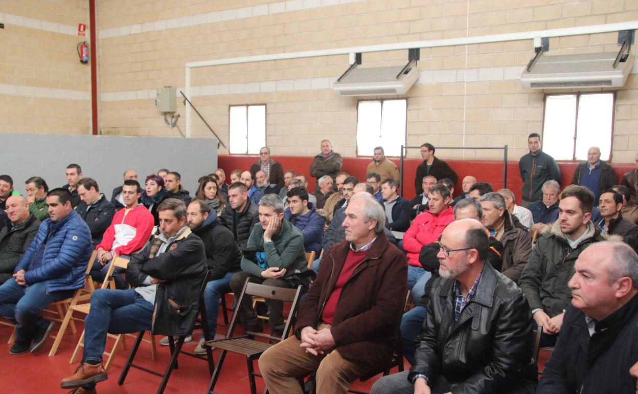 Asistentes a la asamblea de la comunidad de regantes. 