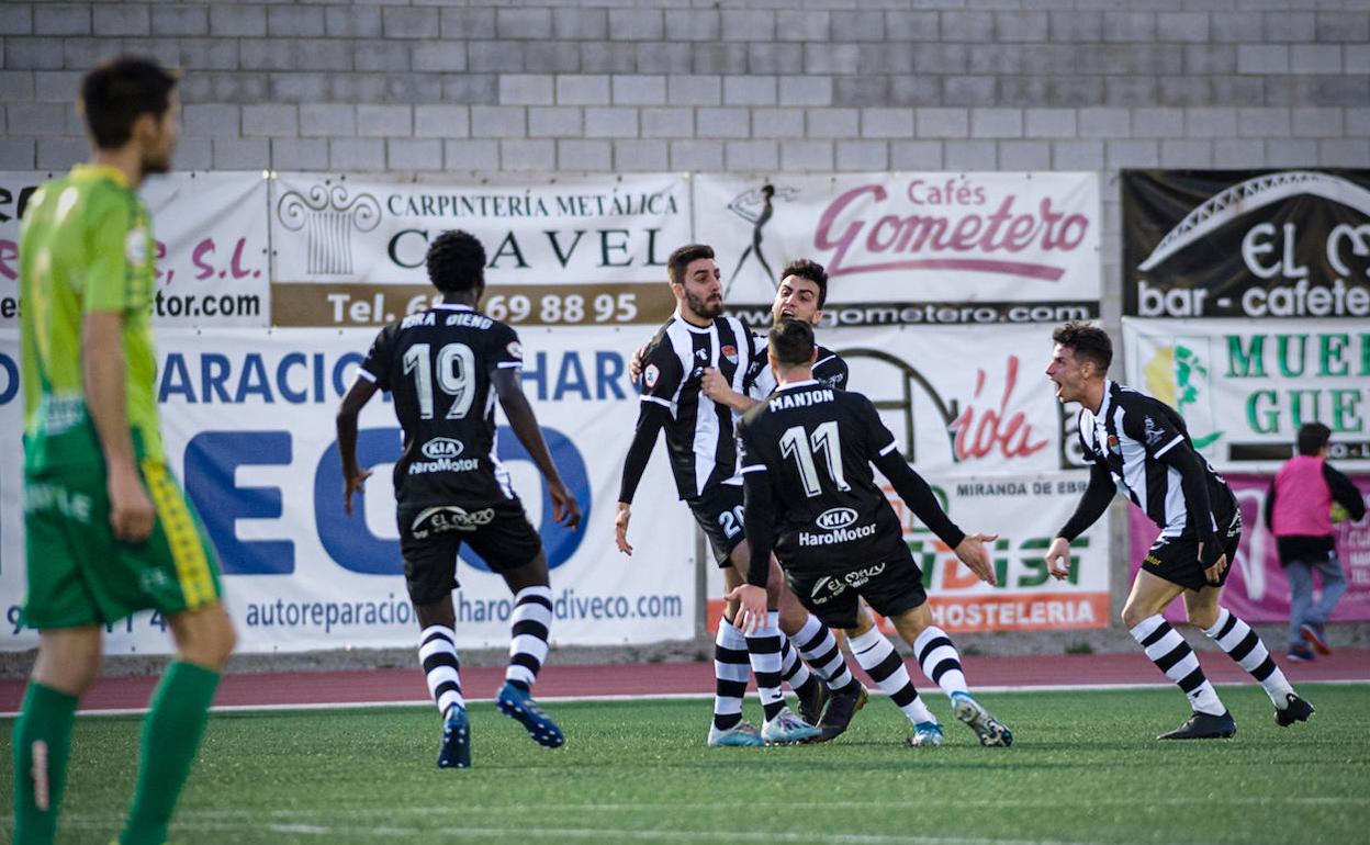 Los jugadores del Haro Deportivo celebran el tanto ante Unionistas. 