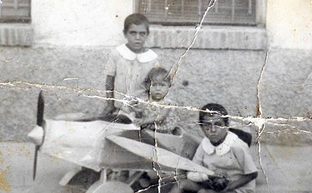 Luis con sus hermanos Eduardo y María de los Llanos.