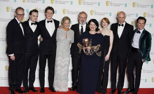 El equipo de '1917' con sus premios, con el director Sam Mendes en el centro.