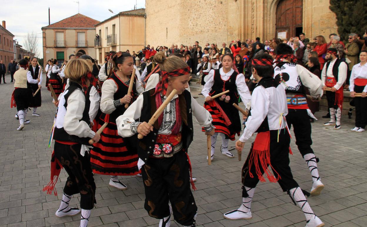 Un grupo de jóvenes danzantes. 