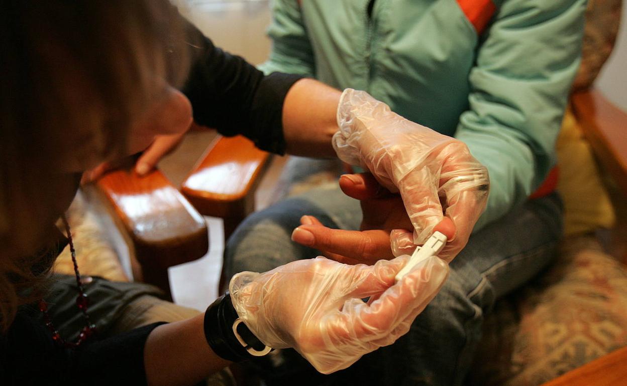 Realización de un test rápido de sida. 