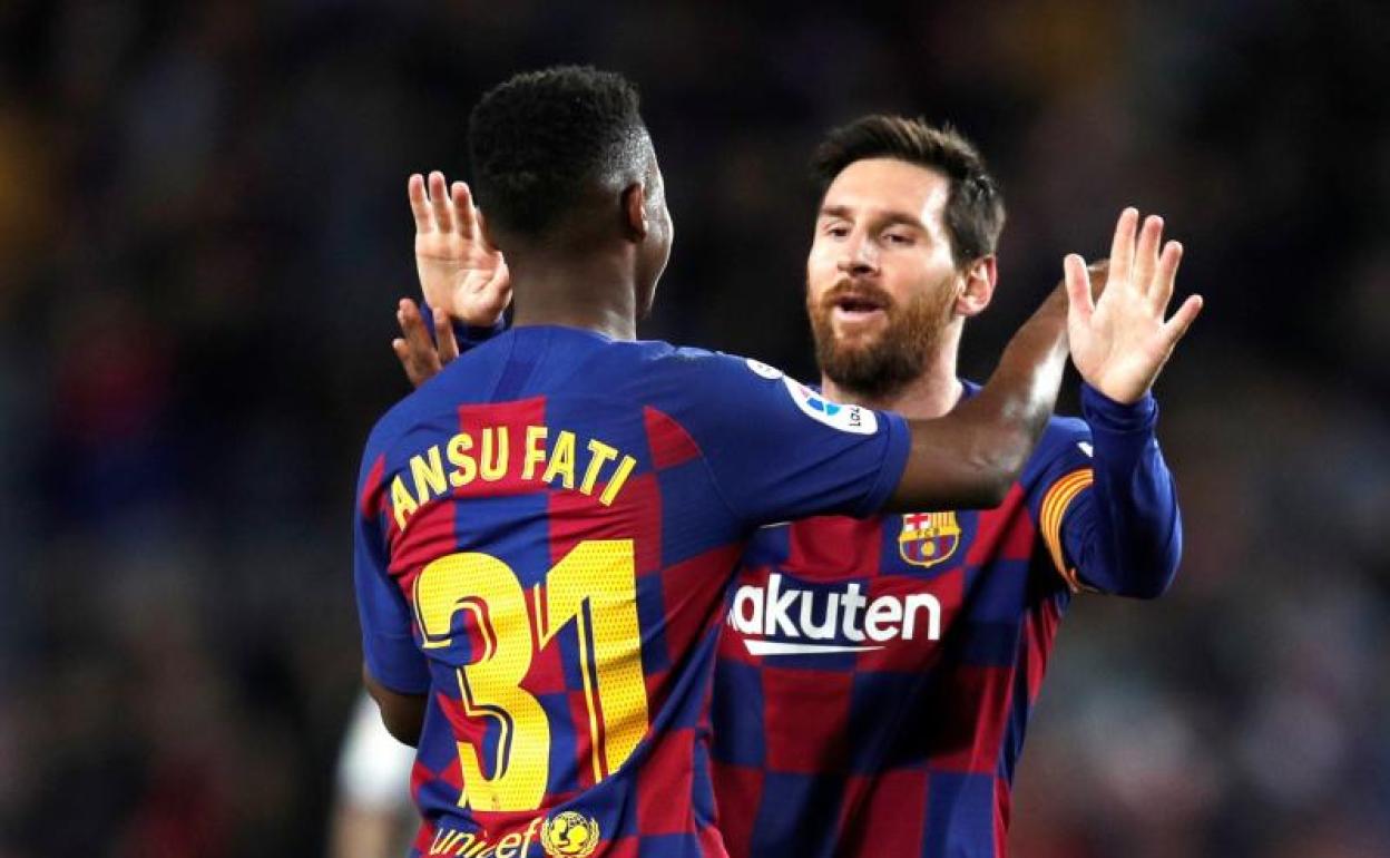 Ansu Feti festeja uno de sus goles ante el Levante junto a Leo Messi. 