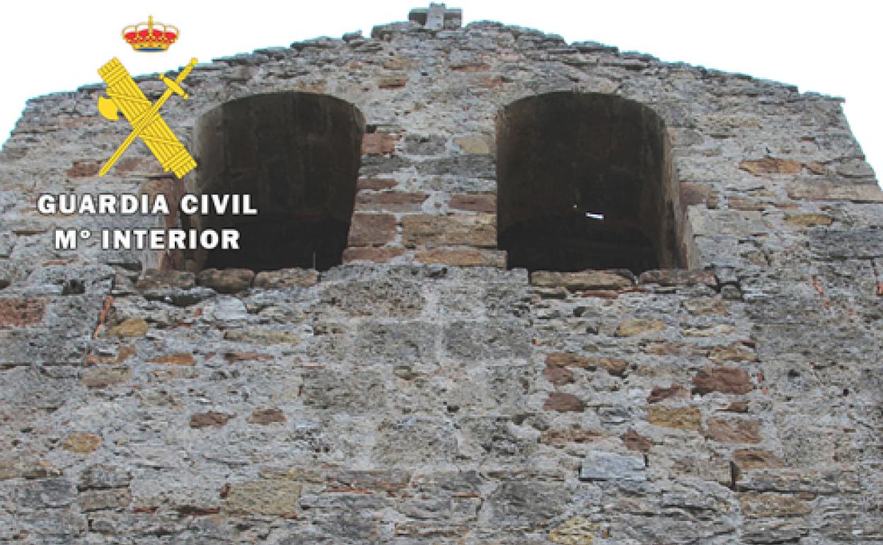 La iglesia se encuentra separada del núcleo del pueblo. 