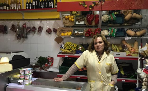 Isabel Méndez, en su tienda de Ituero de Azaba (Salamanca)